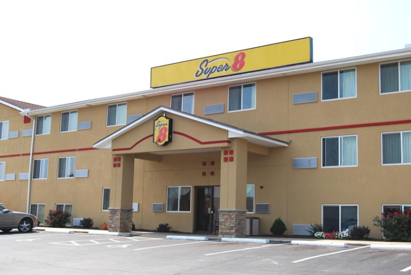 Exterior Image of Super 8 in Independence