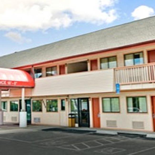 Exterior image of the Days Inn Suite in Independence 